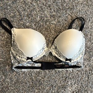 Victorias Secret Dream Angels Push-Up Bra. Size 34D